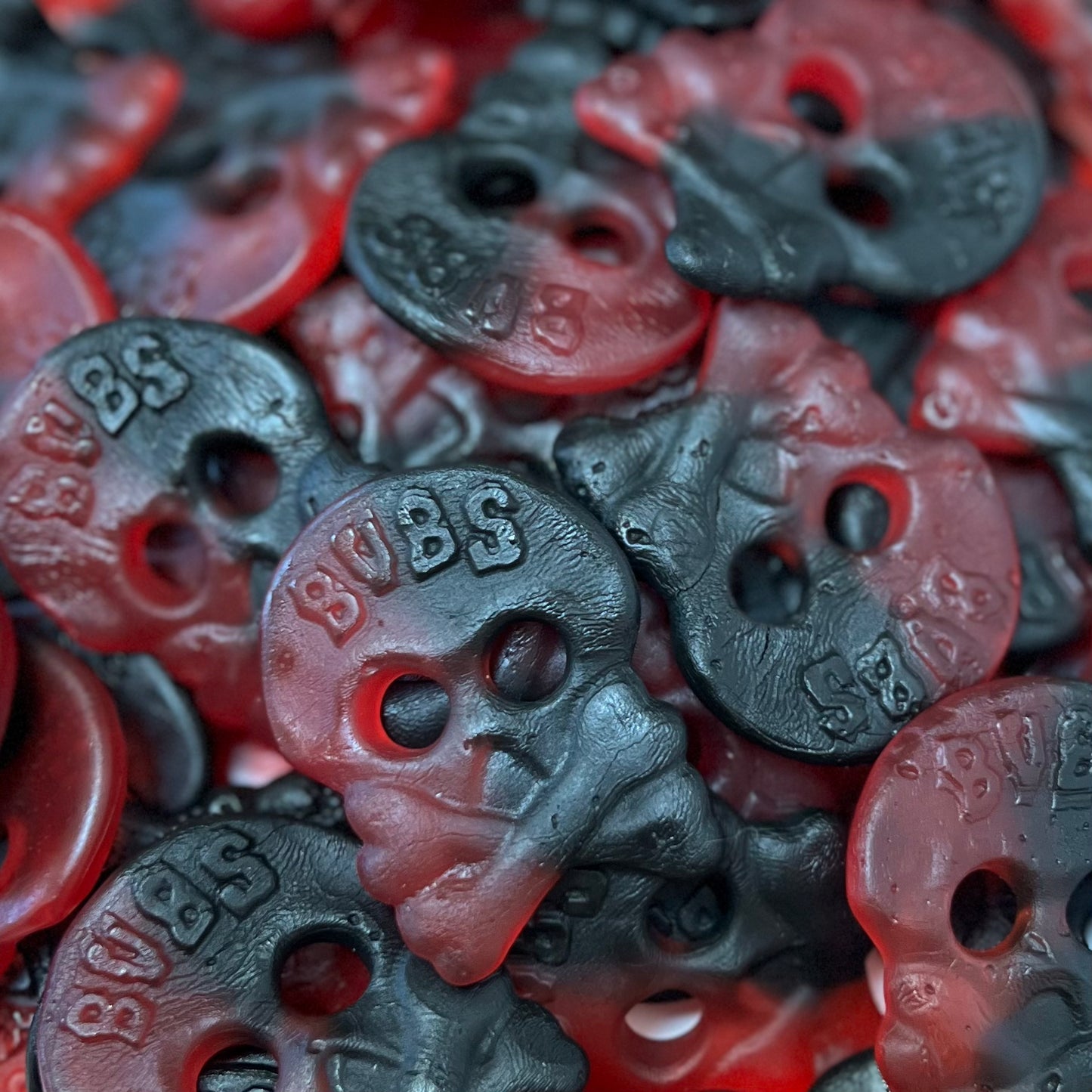 Hallon-Lakrisskallar (Swedish raspberry licorice skulls)